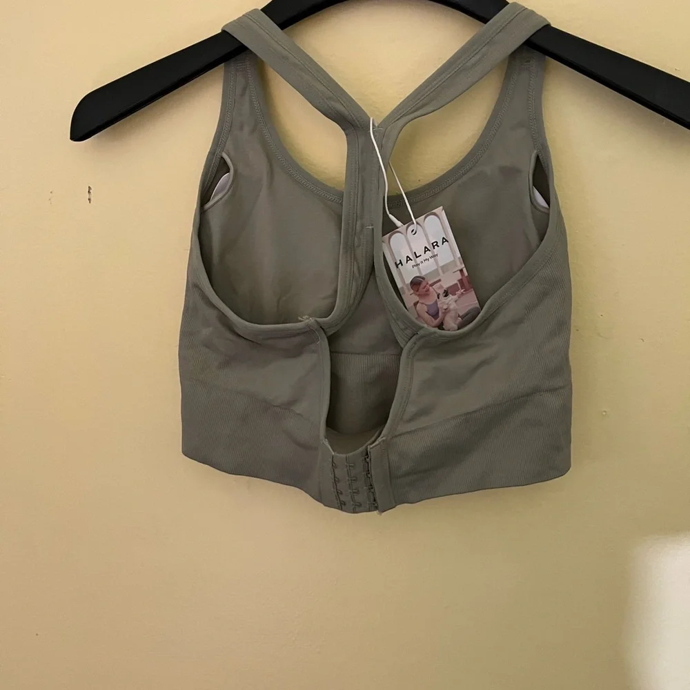 HALARA Pale Green Sports Bra Size Large NWT - Picture 4 of 7
